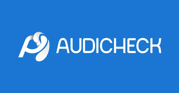 Le logo AudiCheck tout blanc sur le bleu.