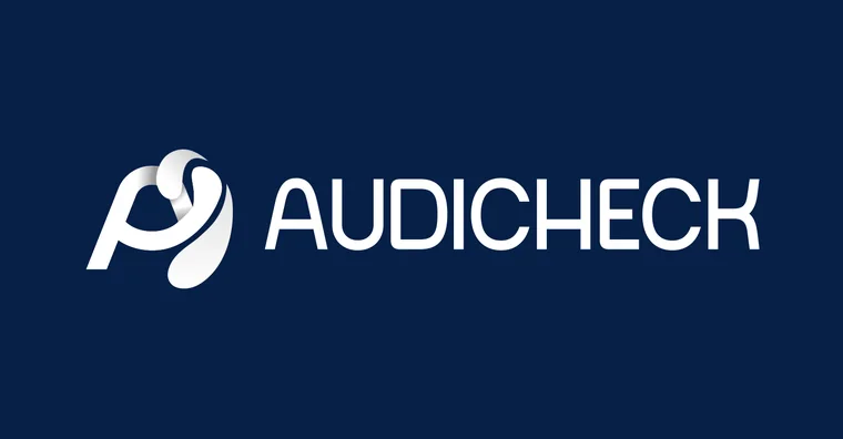 Le logo AudiCheck, lettres blanches, sur le bleu nuit.