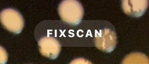 L’étiquette « FIXSCAN » en capitales espacées, en haut de la caméra.