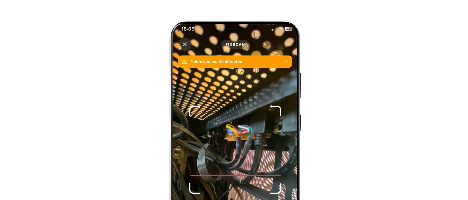 Le mockup du scan de FixScan&nbsp;: un iPhone qui cadre les fils d’un PC.