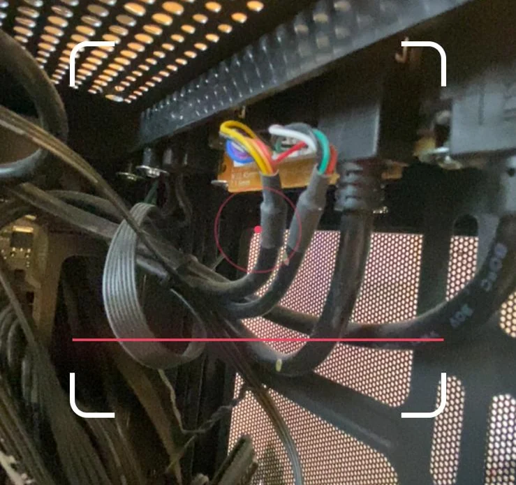 Le viseur de FixScan sur un PC&nbsp;: quatre coins blancs, une ligne rose.